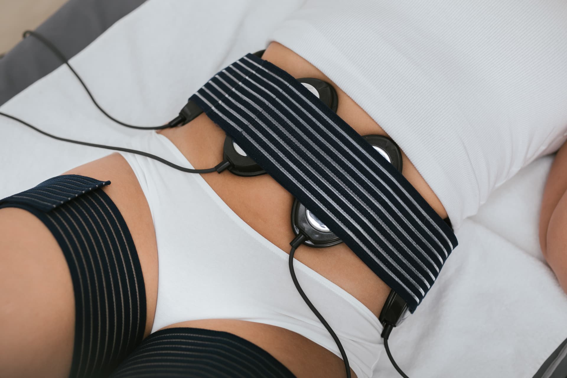 LIPOSANA 3+ Anwendung mit Elektrodengurten an der Bauchpartie