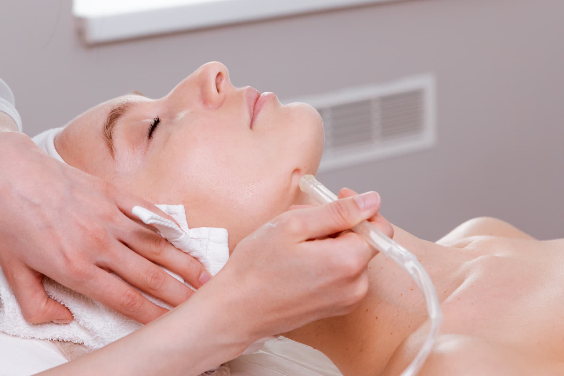JetPeel Gesichtsbehandlung mit Handstück am Hals-Kinn-Bereich